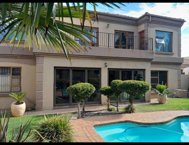 4 BEDROOM HOUSE FOR SALE IN VAN RIEBEECK PARK
